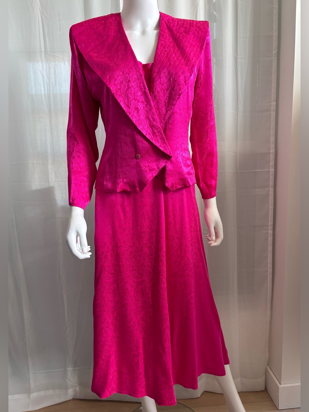 Vintage 1980s Hibiscus Hot Pink 100% Silk Jacquard Skirt Suit